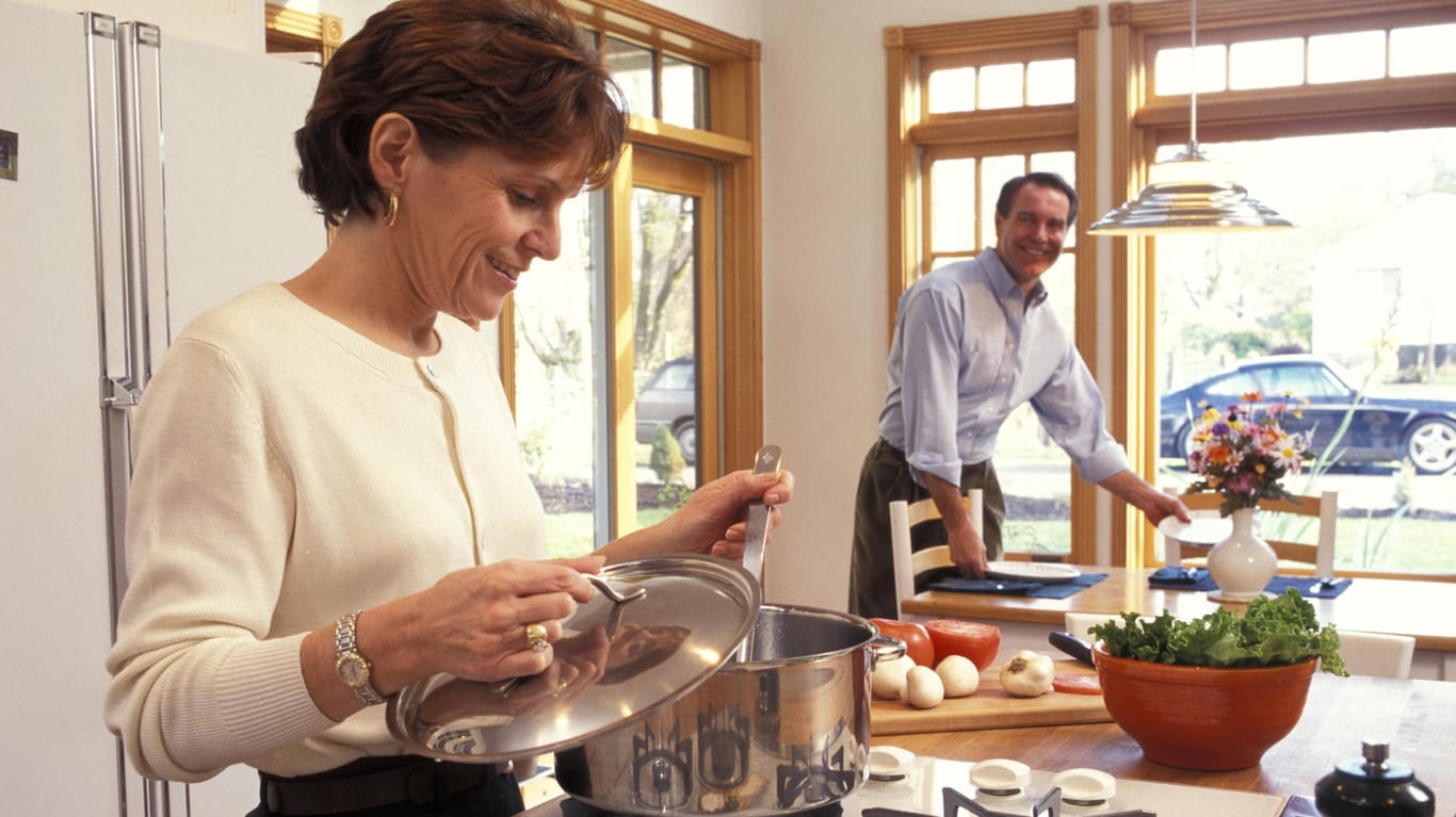 In vielen europäischen Haushalten kümmert sich hauptsächlich die Frau ums Kochen und den Haushalt.