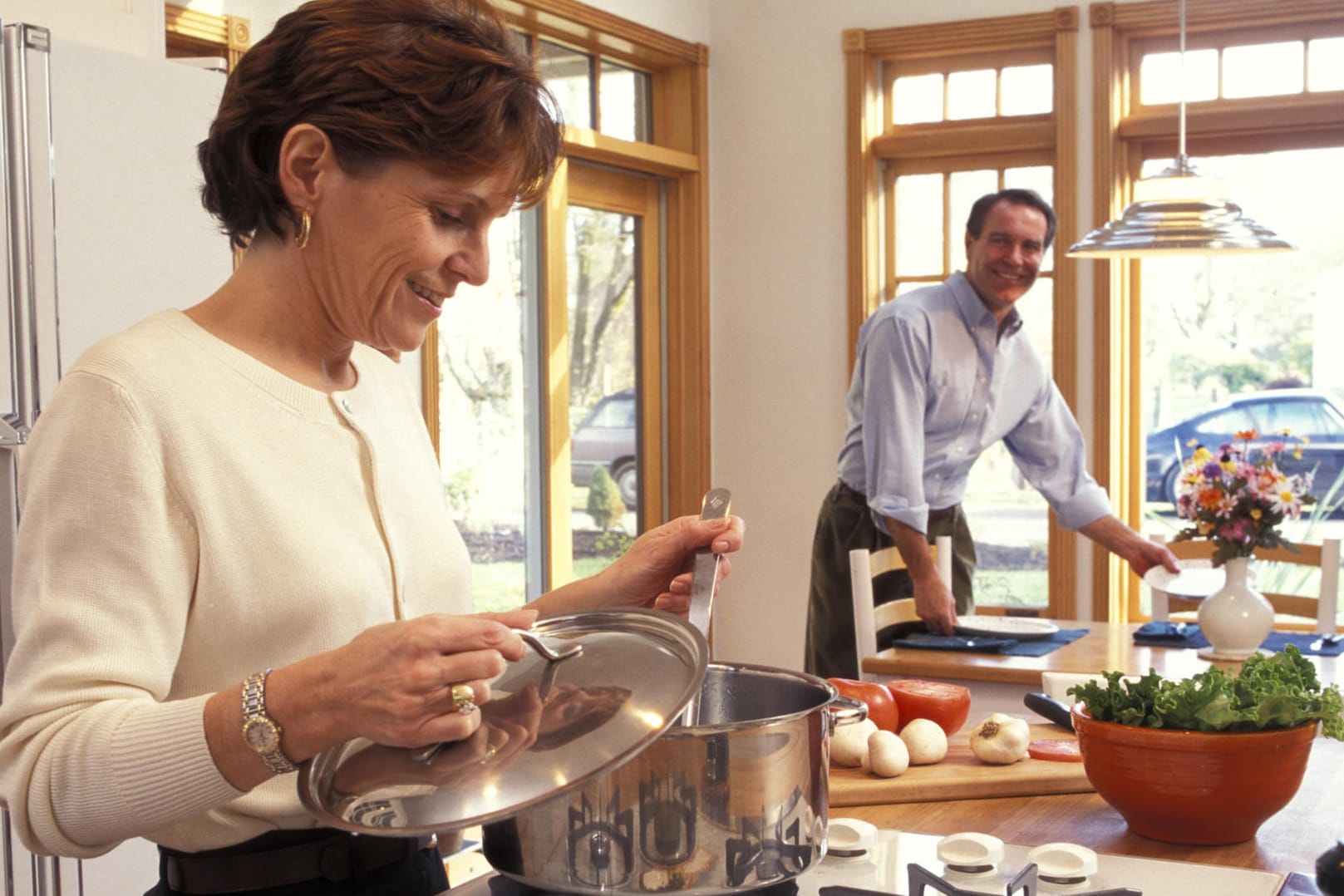 In vielen europäischen Haushalten kümmert sich hauptsächlich die Frau ums Kochen und den Haushalt.