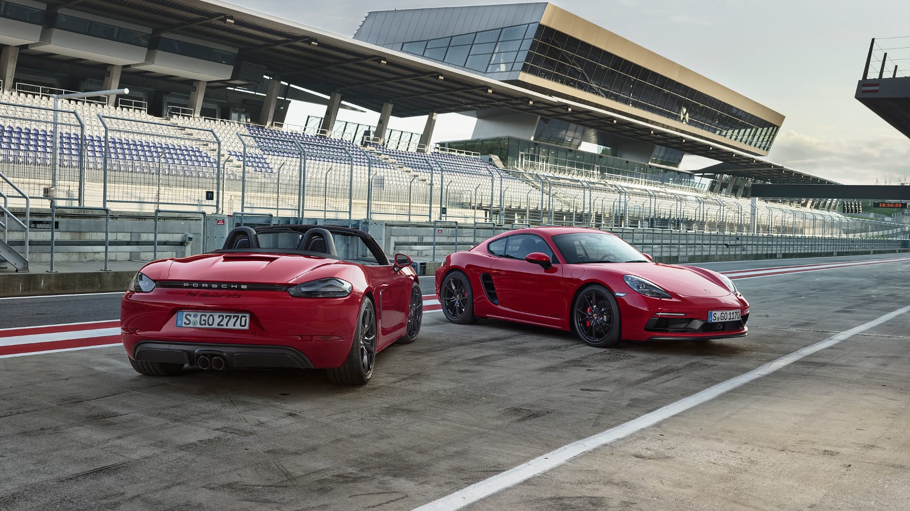 Porsche schickt im Dezember 2017 die GTS-Versionen des 718 Boxster und 718 Cayman an den Start. Porsche schickt im Dezember 2017 die GTS-Versionen des 718 Boxster und 718 Cayman an den Start.