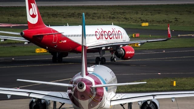 Air-Berlin-Jet auf dem Flughafen von Düsseldorf: Nach dem aufsehenerregenden Flugmanöver der letzten Air-Berlin-Maschine aus den USA nach Düsseldorf wurde der Pilot suspendiert. Air-Berlin-Jet auf dem Flughafen von Düsseldorf: Nach dem aufsehenerregenden Flugmanöver der letzten Air-Berlin-Maschine aus den USA nach Düsseldorf wurde der Pilot suspendiert.