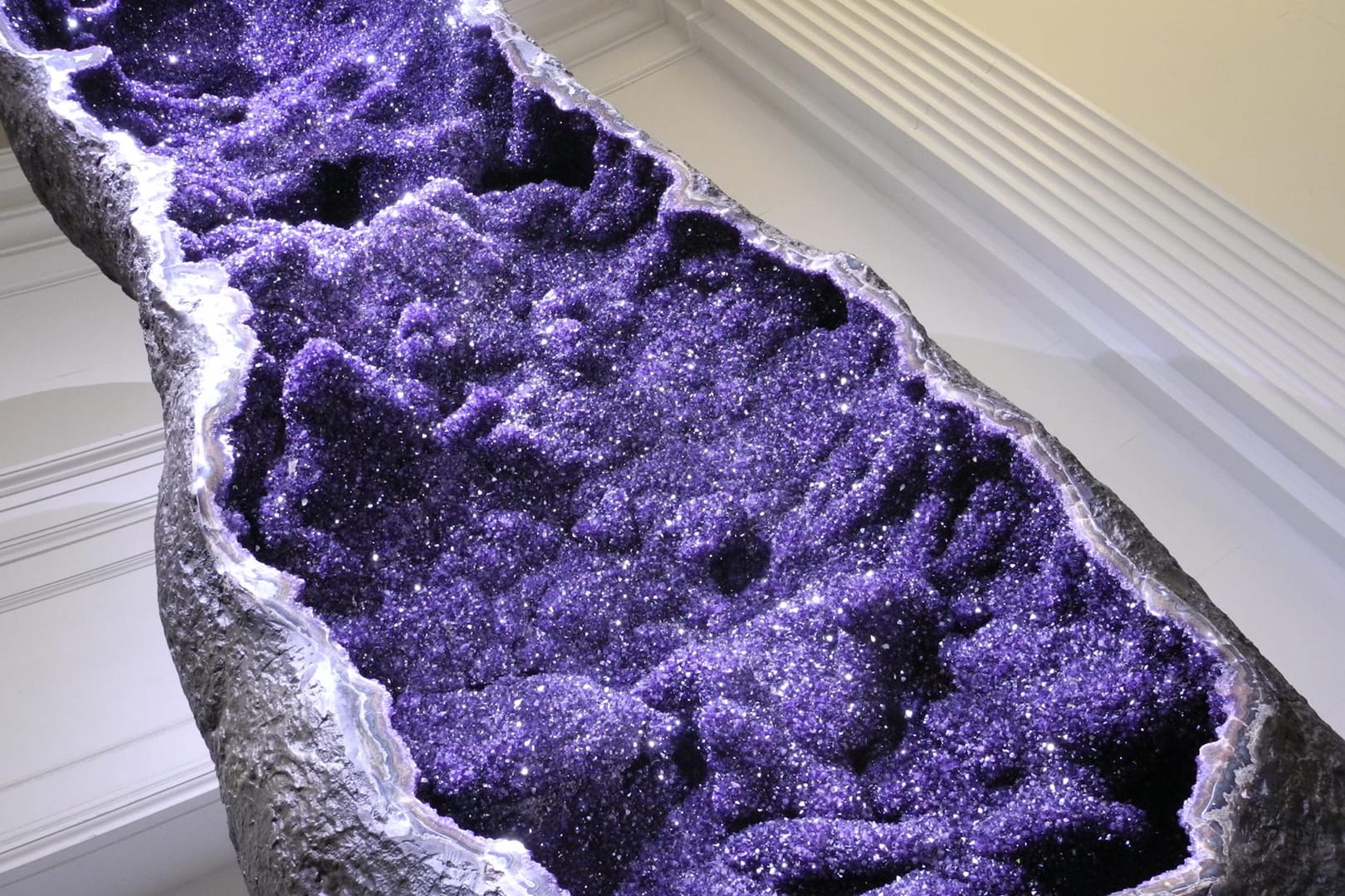 Dreieinhalb Meter hoher Amethyst-Kristall, Naturkundemuseum, New York, USA