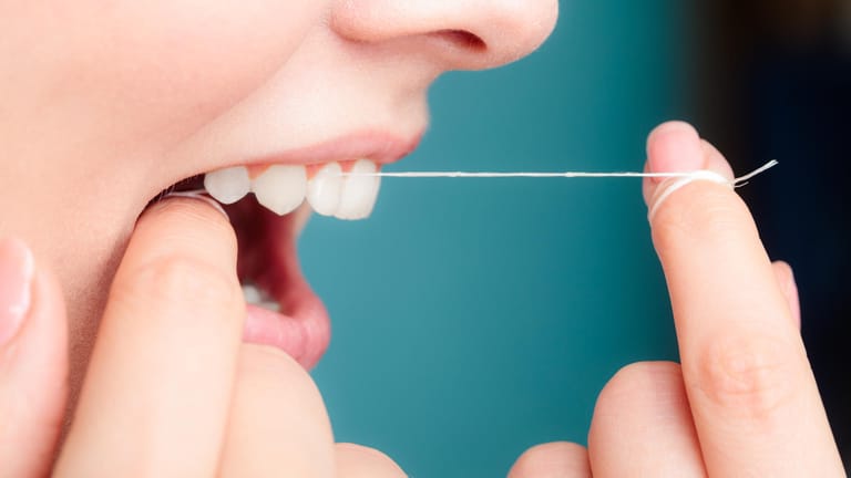 Starker Geruch nach Anwenden der Zahnseide könnte auf eine Bakterienüberbesiedelung hindeuten.
