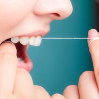 Starker Geruch nach Anwenden der Zahnseide könnte auf eine Bakterienüberbesiedelung hindeuten.