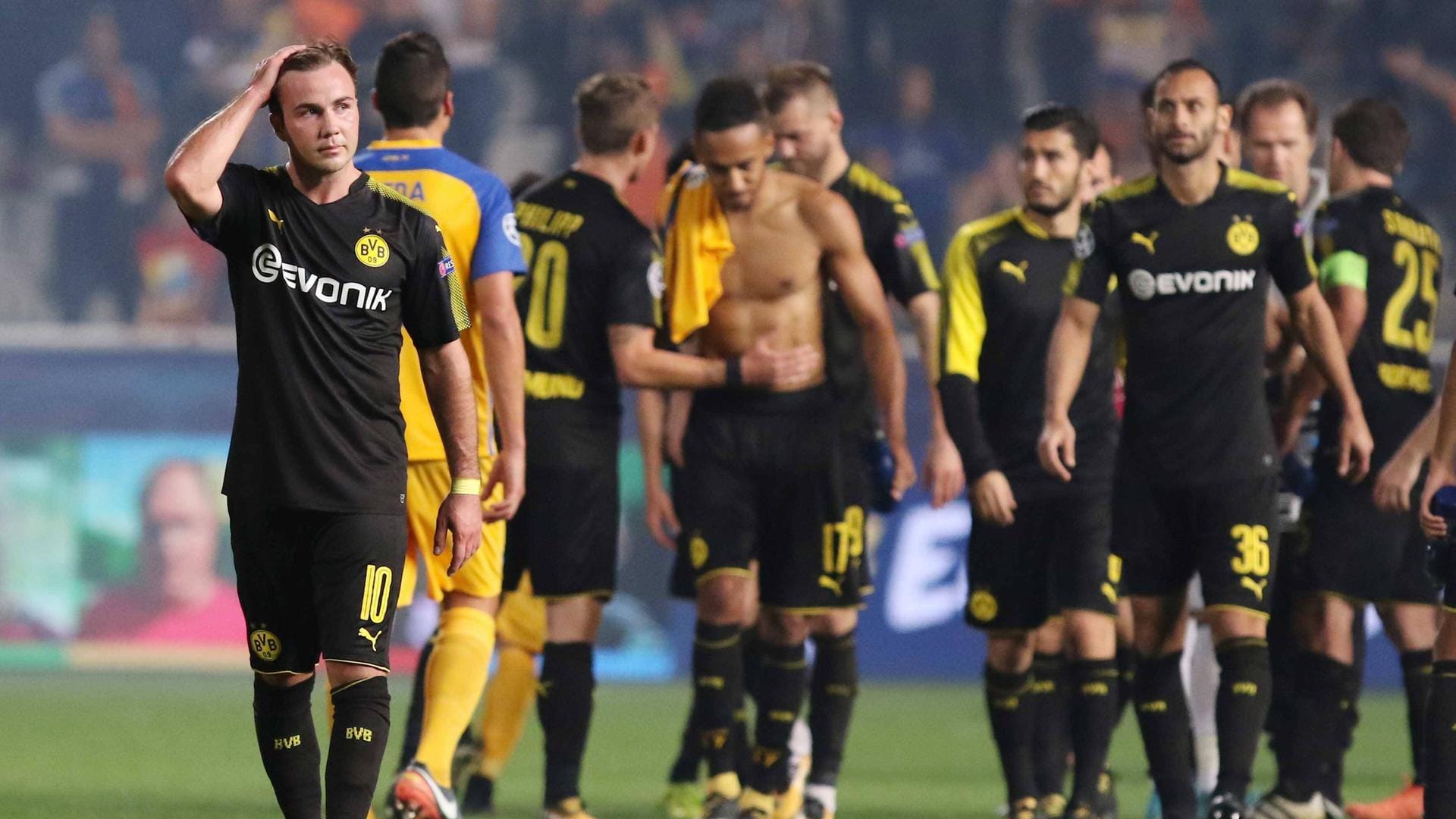 Ratlosigkeit beim BVB: Mario Götze (l.) schleicht nach dem 1:1 in Nikosia vom Feld.