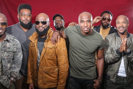 Die New Yorker A-cappella-Gruppe Naturally 7 zeigt sich mit ihrem neuen Album von zwei Seiten.