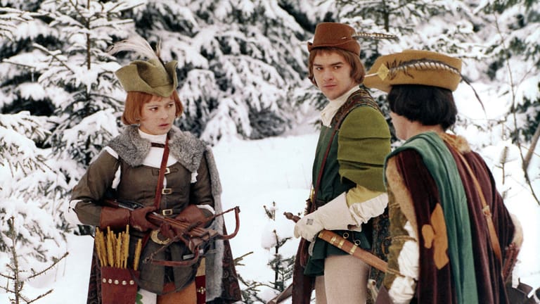 Als Jäger verkleidet, schießt Aschenbrödel (Libuse Safrankova) im Film "Drei Haselnüsse für Aschenbrödel" mit dem Prinzen (Pavel Travnicek, r.) um die Wette.