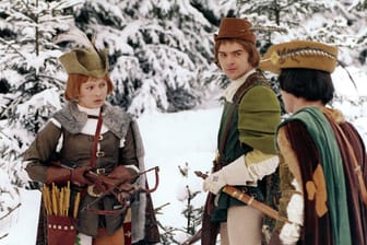 Als Jäger verkleidet, schießt Aschenbrödel (Libuse Safrankova) im Film "Drei Haselnüsse für Aschenbrödel" mit dem Prinzen (Pavel Travnicek, r.) um die Wette.