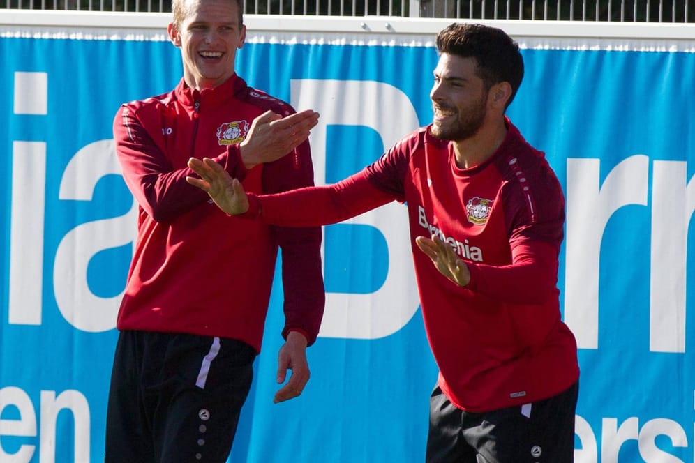 Spaß beim Training: Sven Bender (l.) und Kevin Volland von Bayer 04.