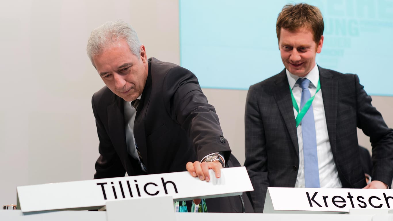 Stanislaw Tillich sitzt auf dem CDU-Landesparteitag neben Generalsekretär Michael Kretschmer.