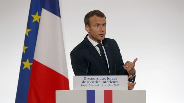 Der französische Präsident Emmanuel Macron spricht im Elysée-Palast in Paris vor Vertretern der Sicherheitskräfte. Der französische Präsident Emmanuel Macron spricht im Elysée-Palast in Paris vor Vertretern der Sicherheitskräfte.