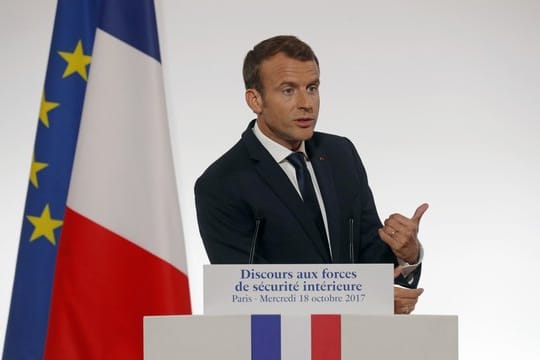 Der französische Präsident Emmanuel Macron spricht im Elysée-Palast in Paris vor Vertretern der Sicherheitskräfte.