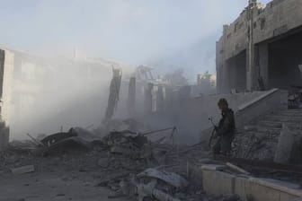 Ein Kämpfer der Syrischen Demokratischen Kräfte steht in den Ruinen von Al-Rakka.