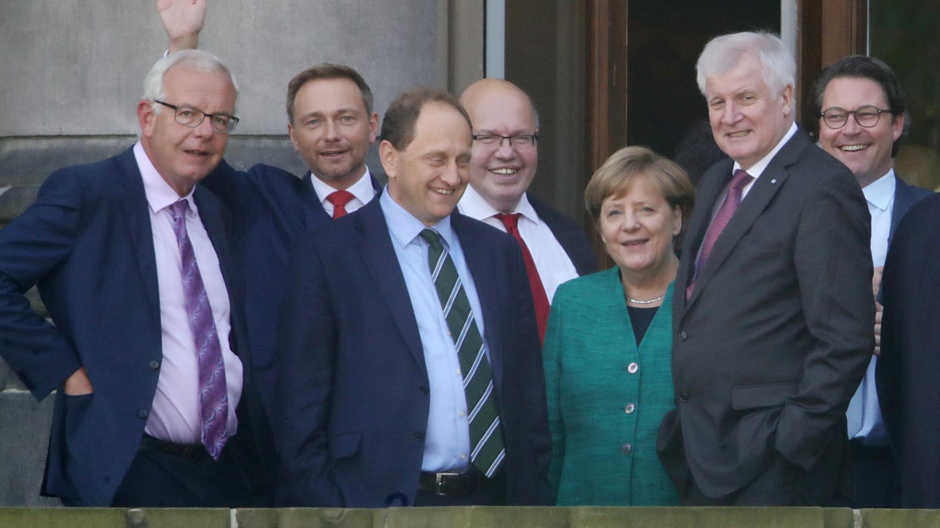 Bundeskanzlerin Angela Merkel empfängt auf dem Balkon der Parlamentarischen Gesellschaft die FDP zu Sondierungsgesprächen.