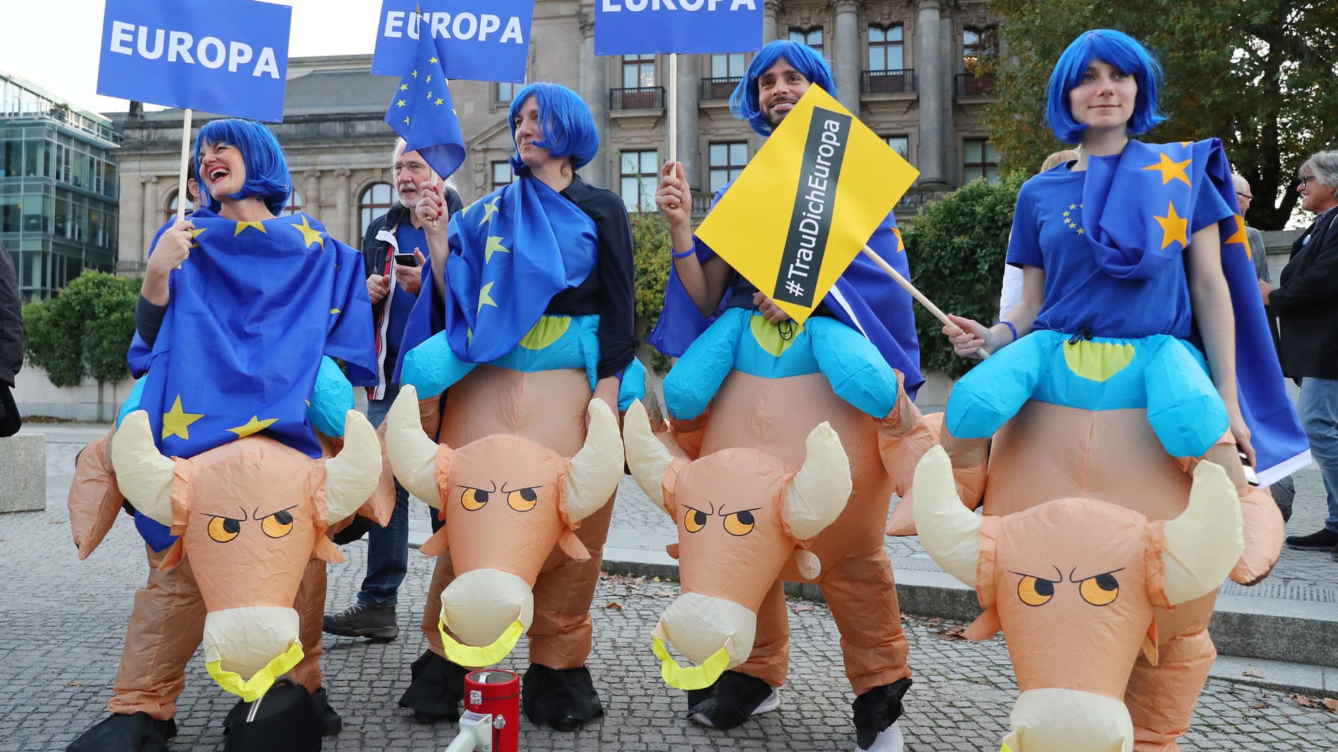 Für Europa demonstrieren Aktivisten von "Pulse of Europe" vor der Parlamentarischen Gesellschaft in Berlin vor den Sondierungsgesprächen.