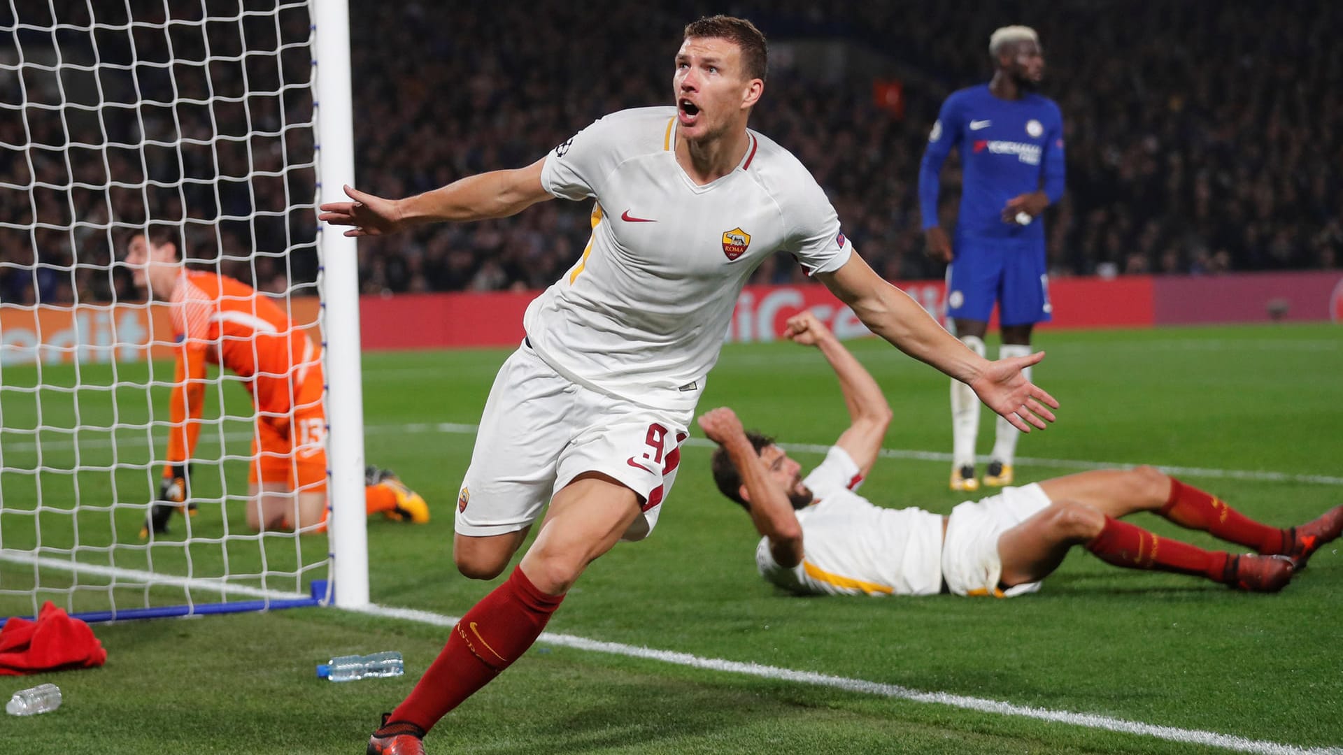 Romas Edin Dzeko (m.) traf wie Chelseas Eden Hazard doppelt.