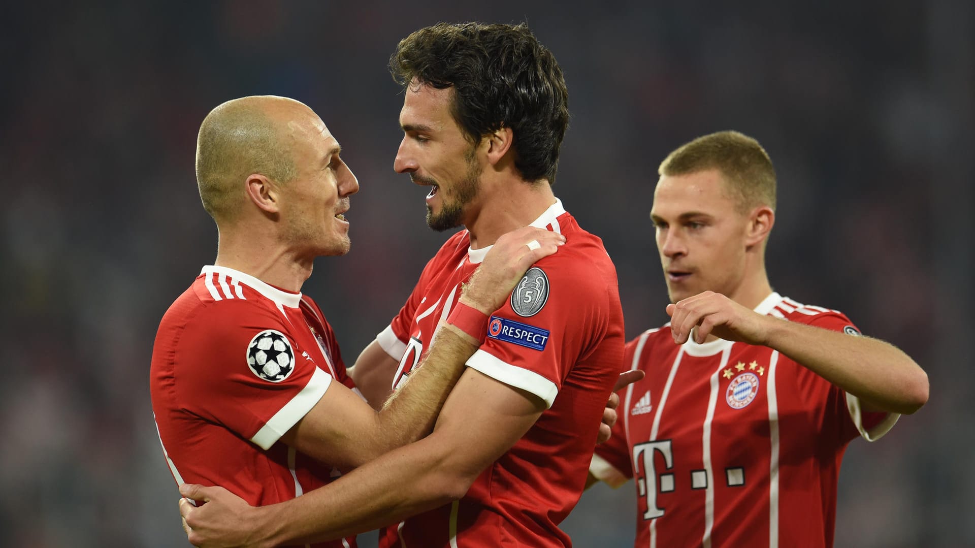 Arjen Robben (links), Torschütze Mats Hummels (Mitte) und Joshua Kimmich von München jubeln über das 3:0. Arjen Robben (links), Torschütze Mats Hummels (Mitte) und Joshua Kimmich von München jubeln über das 3:0.