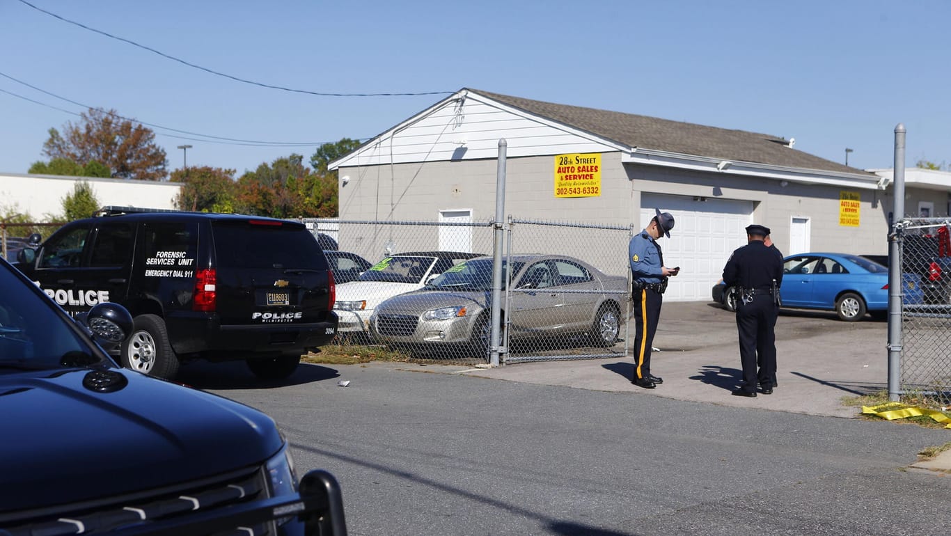 Polizei untersucht den Tatort nach einer Schießerei in einem Gewerbepark in Edgewood (Maryland).