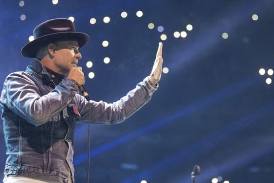 Gord Downie 2016 auf der Bühne.