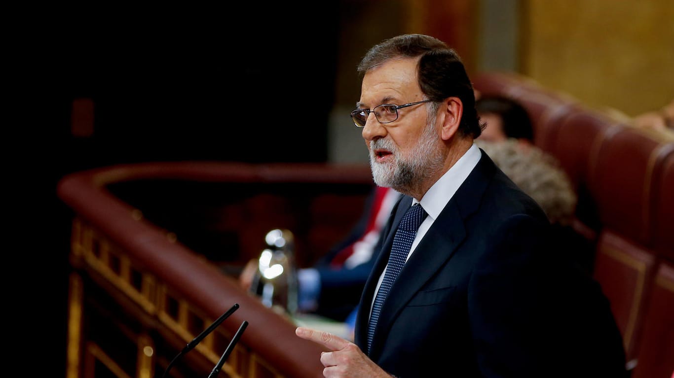Der spanische Ministerpräsident Mariano Rajoy (M) will der Region Katalonien die Autonomie entziehen.