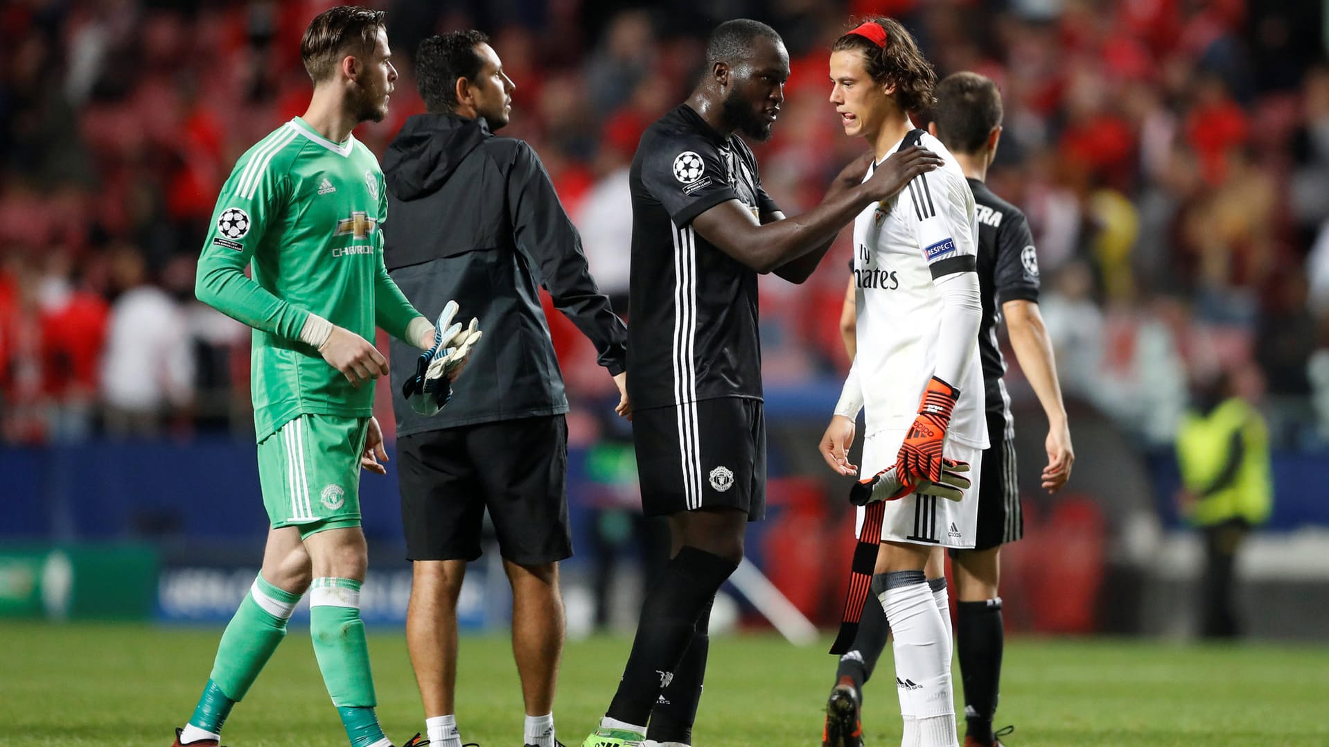 Manchesters Romelu Lukaku (M.) baut Benfica-Keeper Mile Svilar (2. v. r.) wieder auf. Manchesters Romelu Lukaku (M.) baut Benfica-Keeper Mile Svilar (2. v. r.) wieder auf.