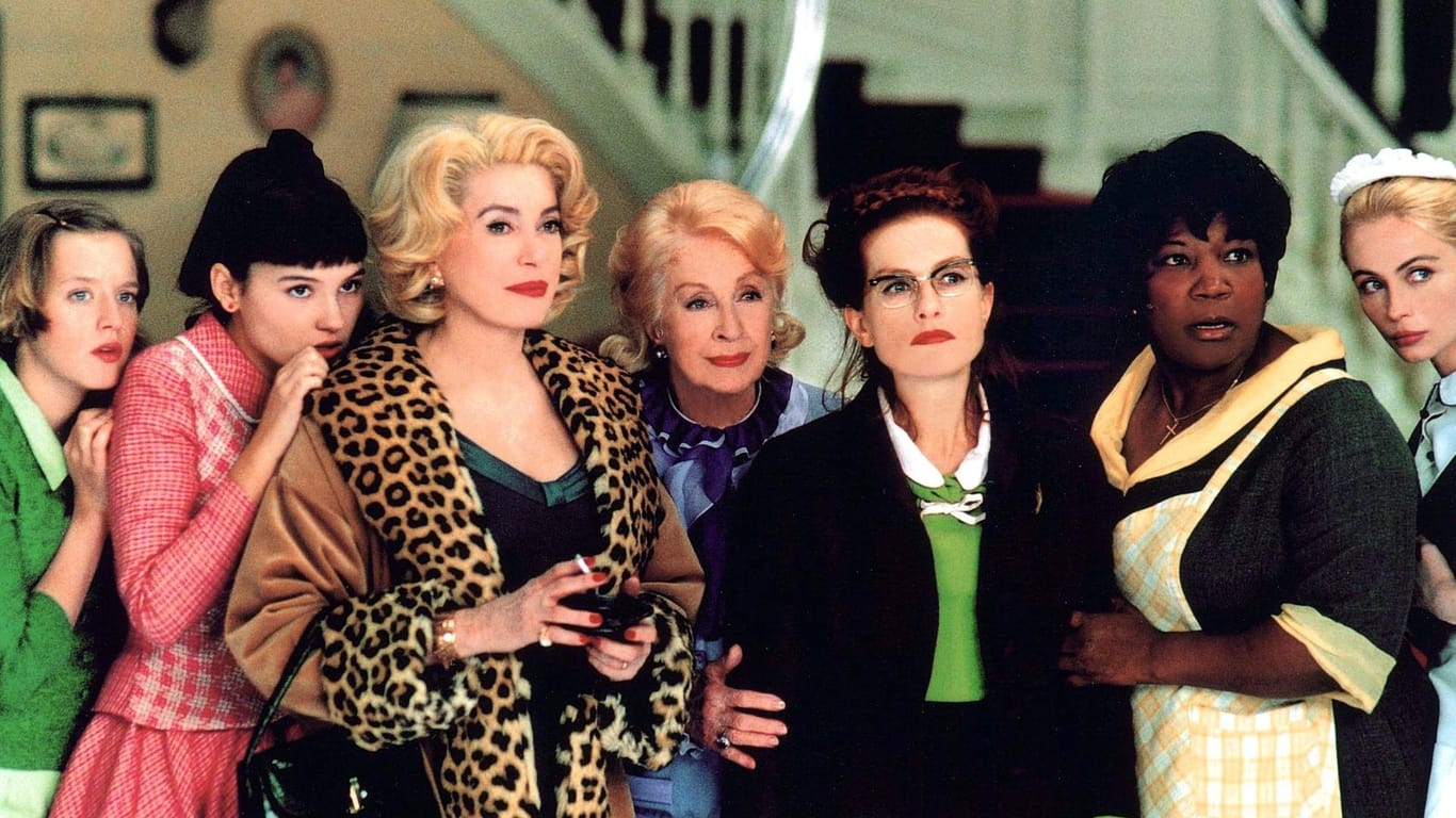Die Schauspielerinnen (l-r) Ludivine Sagnier, Virginie Ledoyen, Catherine Deneuve, Danielle Darrieux, Isabelle Huppert, Firmine Richard und Emmanuelle Beart in einer Szene des Films "8 Femmes" ("Acht Frauen").