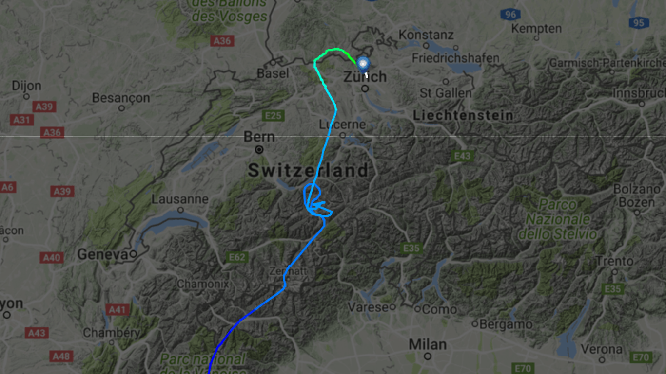 Über den Berner Alpen drehte Flug LX1953 am Samstag einige Extrarunden.