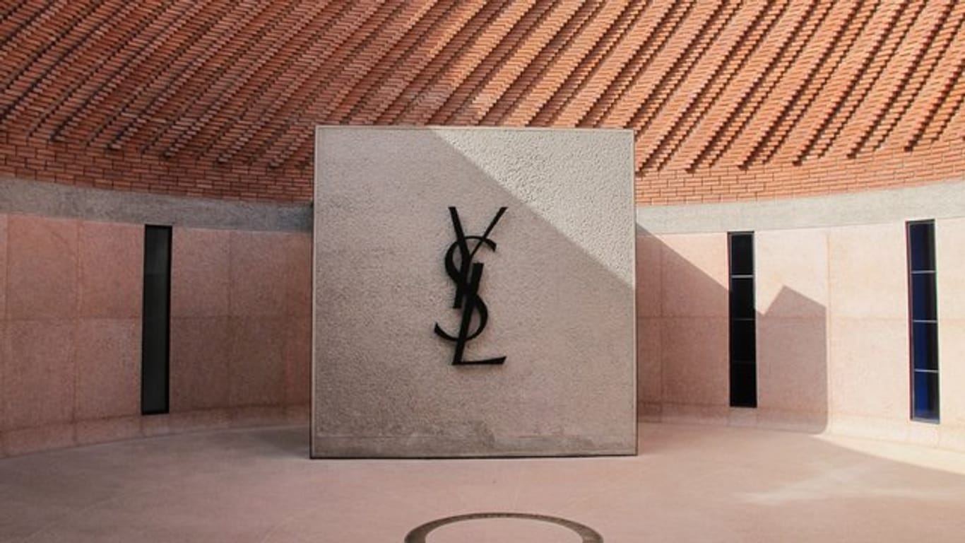 Die Fassade des Yves-Saint-Laurent-Museums mit dem Logo des französischen Modeschöpfers.