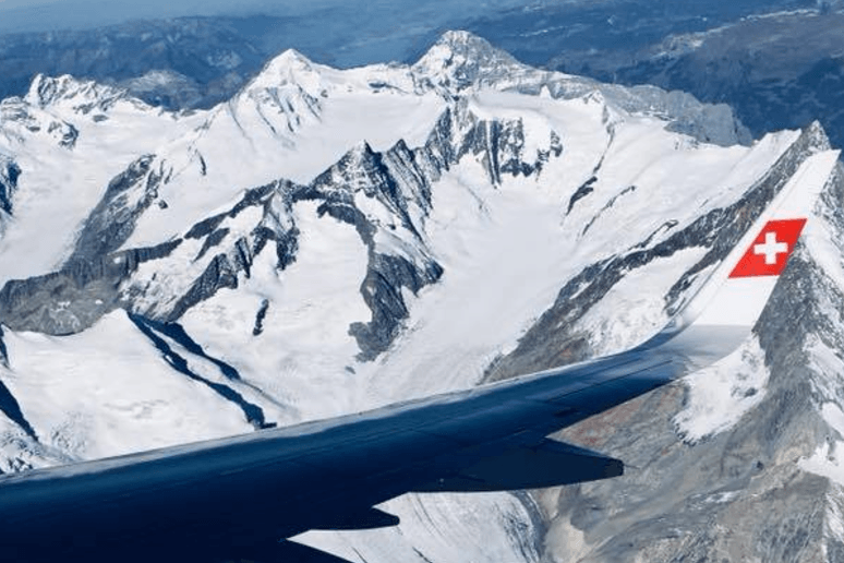Diesen einmaligen Ausblick auf die Schweizer Alpen hielt Passagier Lars Jensen im Foto fest.