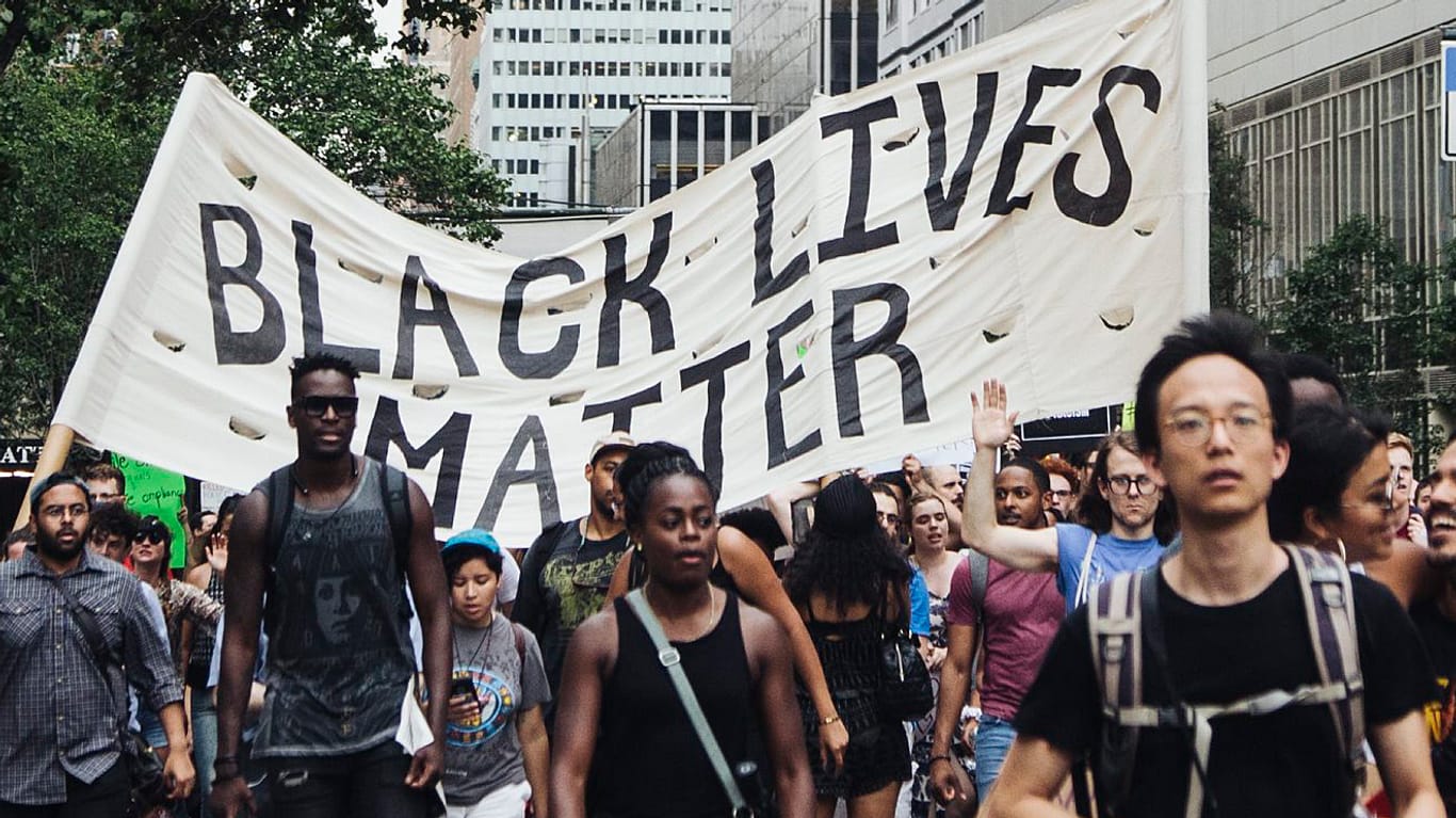 Protest der Bürgerrechtsbewegund "Black Lives Matter" in New York City. Russische Trolle sollen afroamerikanische Aktivisten motiviert und gefördert haben.