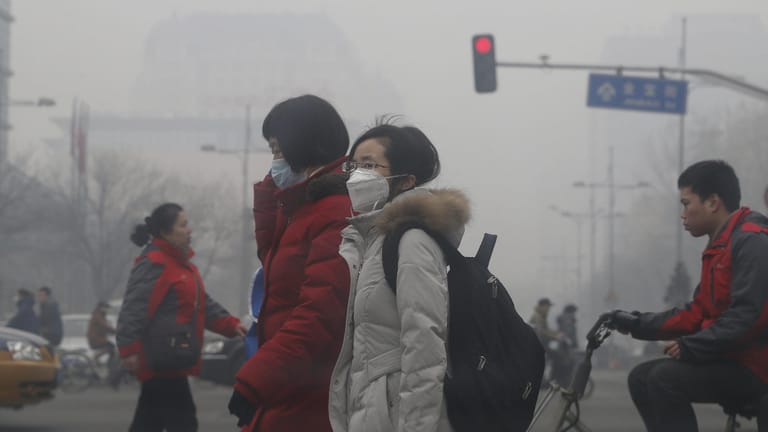 Fußgänger in Peking (China) mit Atemschutzmasken
