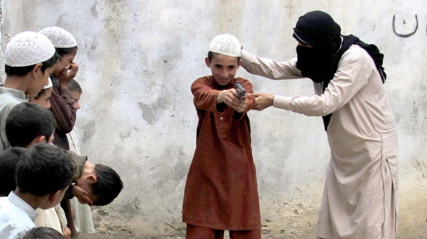 Kinder und Jugendliche sind fester Teil der IS-Propaganda. (Symbolbild)