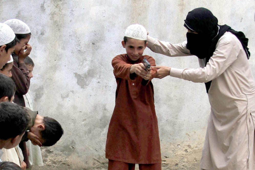Kinder und Jugendliche sind fester Teil der IS-Propaganda. (Symbolbild)