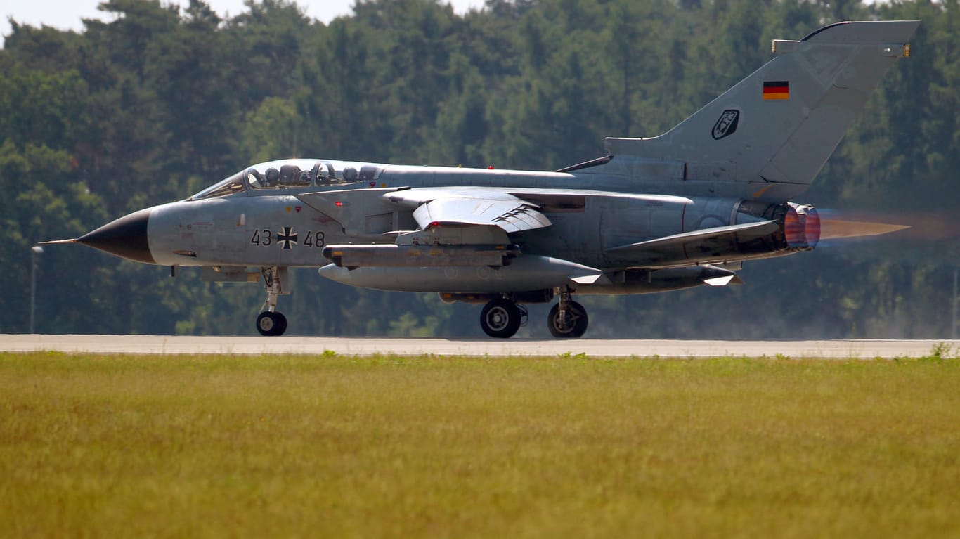 Die Luftwaffe nimmt mit Jagdbombern an der Übung teil. Dieser Tornado wurde auf der Internationalen Luft- und Raumfahrtausstellung fotografiert.