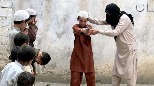 Training in Afghanistan: Ein IS-Mitglied zeigt Kindern den Umgang mit einer Pistole. Training in Afghanistan: Ein IS-Mitglied zeigt Kindern den Umgang mit einer Pistole.