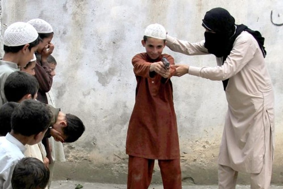 Training in Afghanistan: Ein IS-Mitglied zeigt Kindern den Umgang mit einer Pistole.