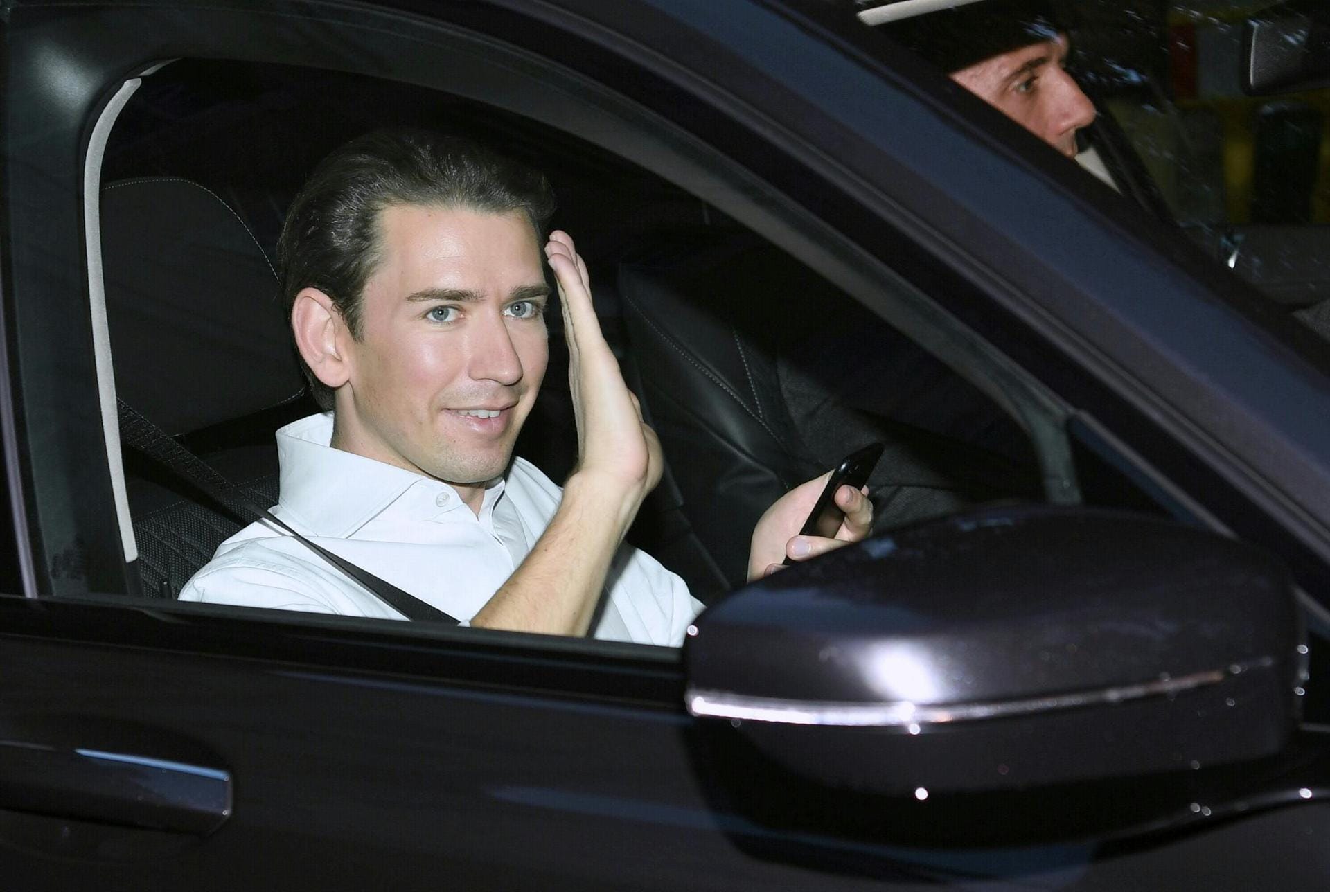 Österreichs Außenminister und Wahlsieger Sebastian Kurz (ÖVP) fährt am 17.10.2017 in Wien zu einem Treffen des ÖVP-Bundesparteivorstandes. Österreichs Außenminister und Wahlsieger Sebastian Kurz (ÖVP) fährt am 17.10.2017 in Wien zu einem Treffen des ÖVP-Bundesparteivorstandes.