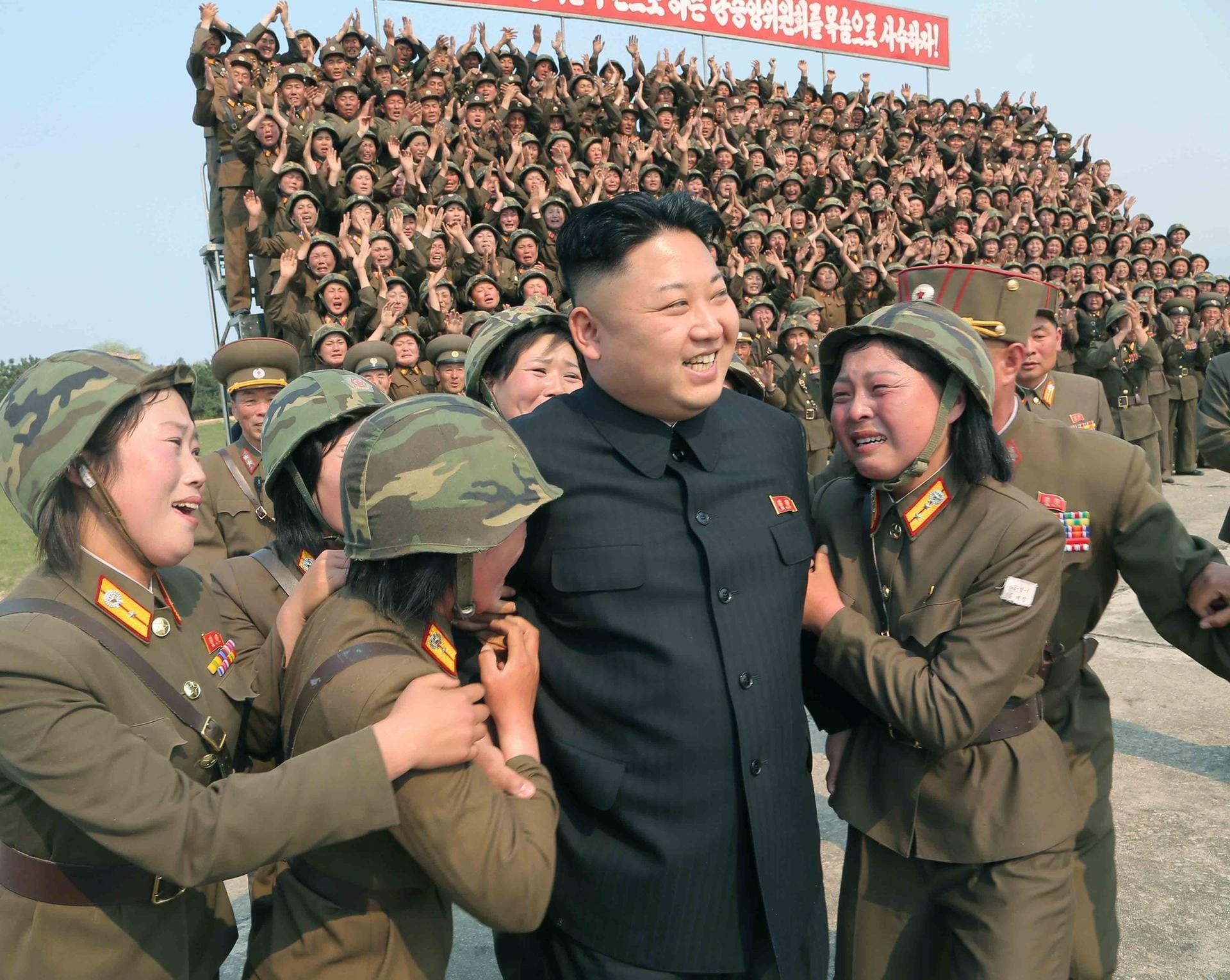Der nordkoreanische Diktator Kim Jong-un umgeben von hysterischen Soldatinnen im April 2014. Der nordkoreanische Diktator Kim Jong-un umgeben von hysterischen Soldatinnen im April 2014.
