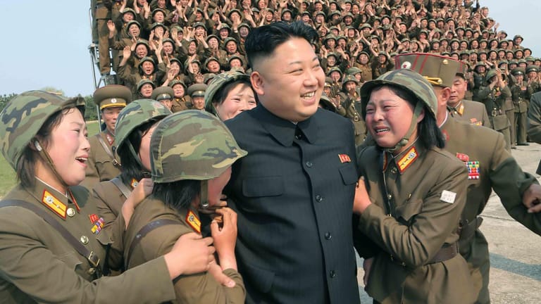 Der nordkoreanische Diktator Kim Jong-un umgeben von hysterischen Soldatinnen im April 2014.