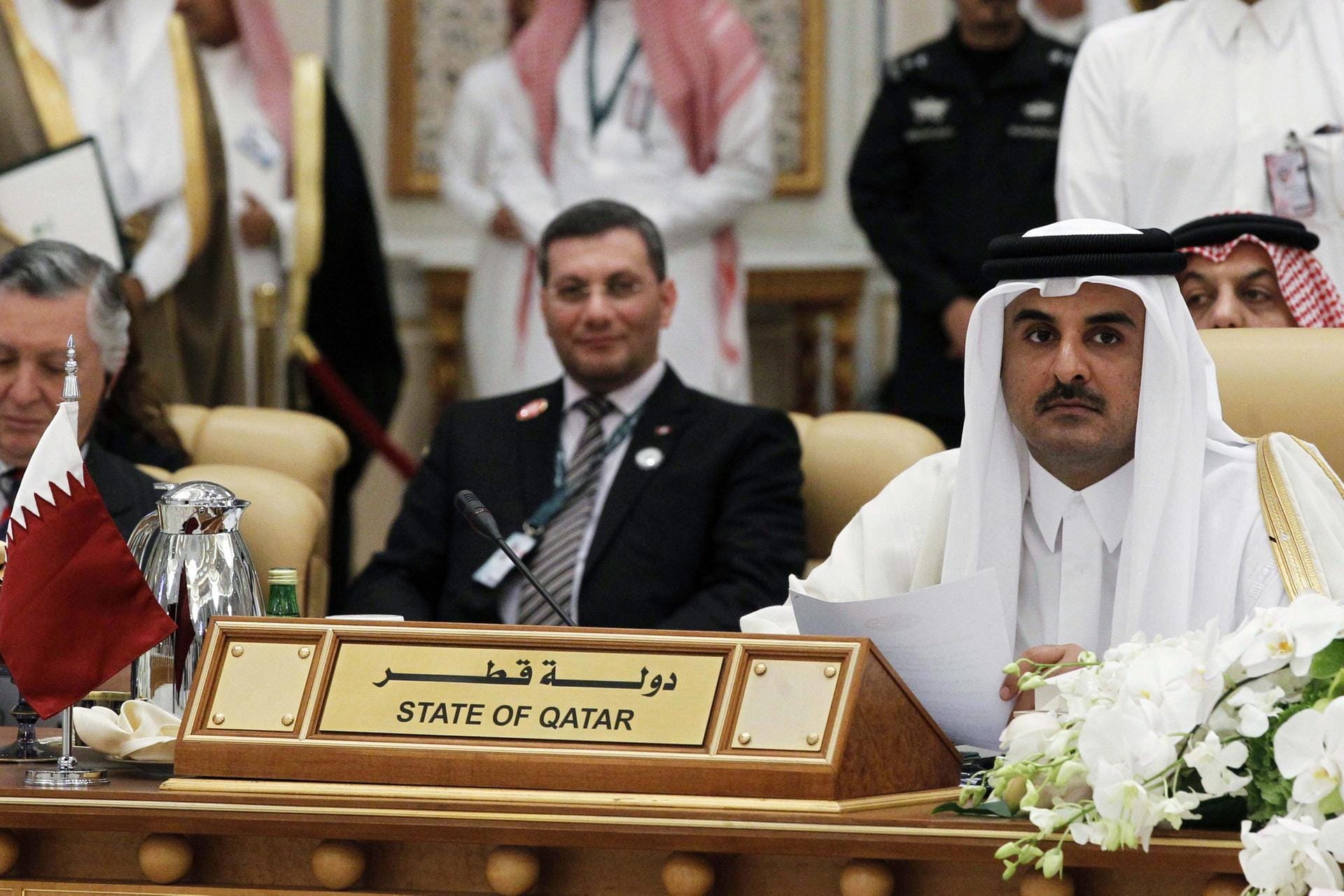Der Emir von Katar, Tamim bin Hamad al-Thani (rechts im Bild) bei einer Sitzung der Arab-South American Countries in Riyadh, Saudi Arabien im November 2015. Der Emir von Katar, Tamim bin Hamad al-Thani (rechts im Bild) bei einer Sitzung der Arab-South American Countries in Riyadh, Saudi Arabien im November 2015.