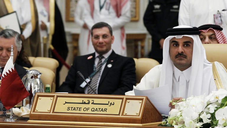 Der Emir von Katar, Tamim bin Hamad al-Thani (rechts im Bild) bei einer Sitzung der Arab-South American Countries in Riyadh, Saudi Arabien im November 2015.