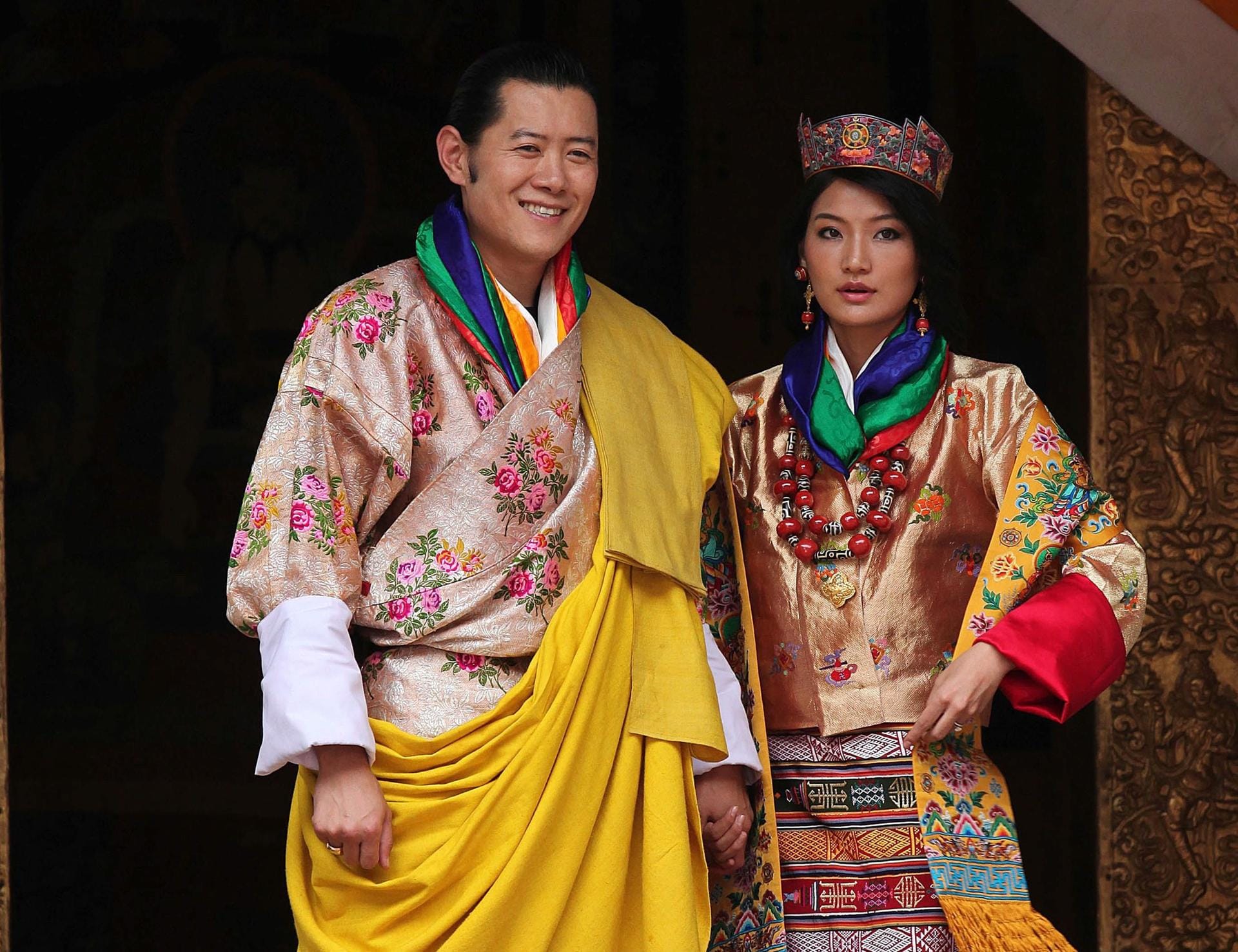 König Jigme Khesar Namgyel Wangchuck mit seiner Ehefrau und Königin Jetsun Pema nach ihrer Hochzeitszeremonie in Bhutan am 13. Oktober 2011. König Jigme Khesar Namgyel Wangchuck mit seiner Ehefrau und Königin Jetsun Pema nach ihrer Hochzeitszeremonie in Bhutan am 13. Oktober 2011.