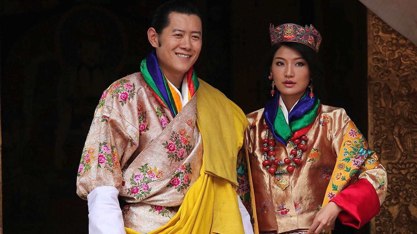 König Jigme Khesar Namgyel Wangchuck mit seiner Ehefrau und Königin Jetsun Pema nach ihrer Hochzeitszeremonie in Bhutan am 13. Oktober 2011.