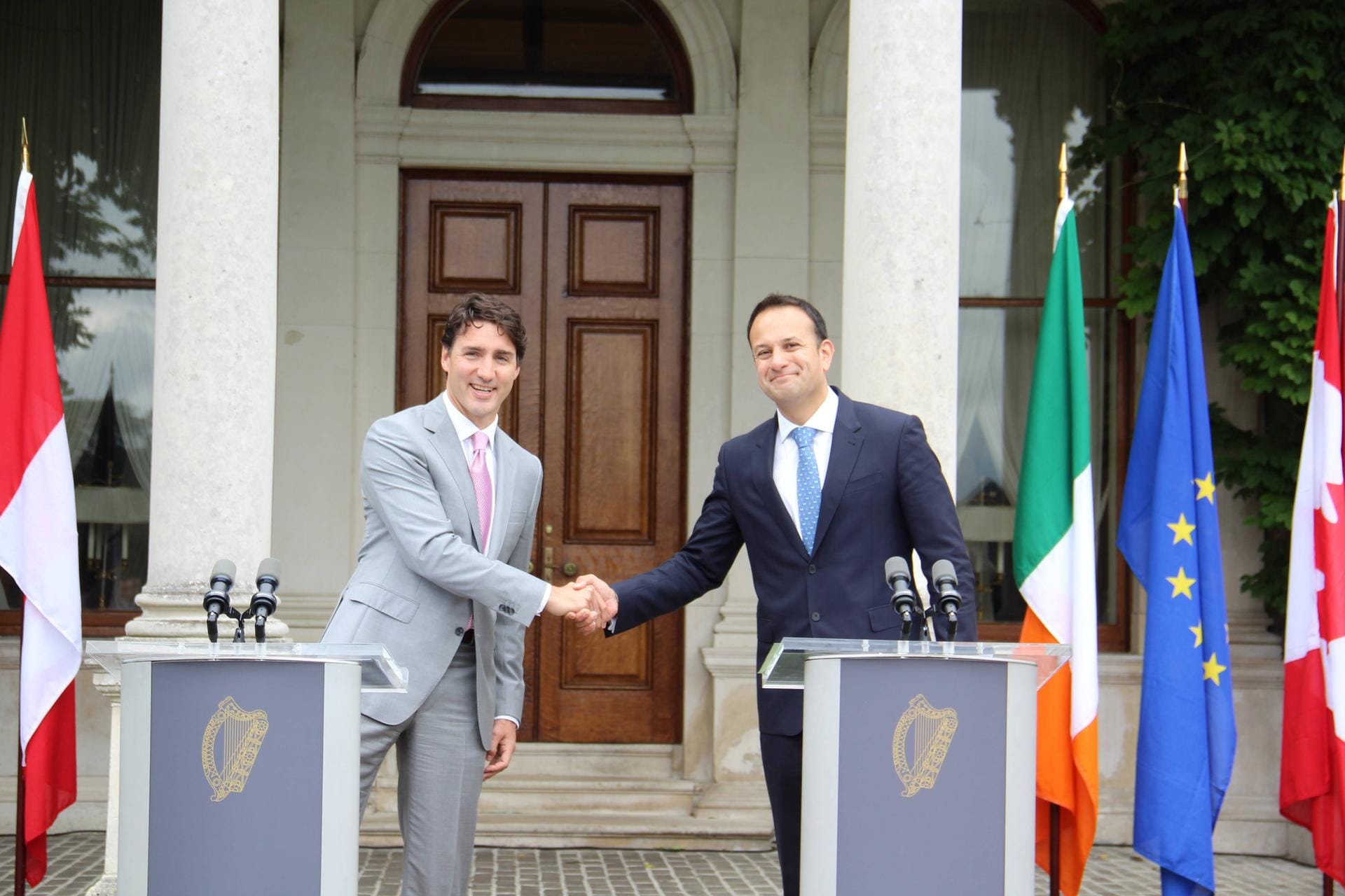 Der irische Premier Leo Varadkar (rechts im Bild) empfängt im Juli 2017 den kanadischen Amtskollegen Justin Trudeau, der es nicht in die t-online Top 10 Liste geschafft hat, in Dublin. Der irische Premier Leo Varadkar (rechts im Bild) empfängt im Juli 2017 den kanadischen Amtskollegen Justin Trudeau, der es nicht in die t-online Top 10 Liste geschafft hat, in Dublin.