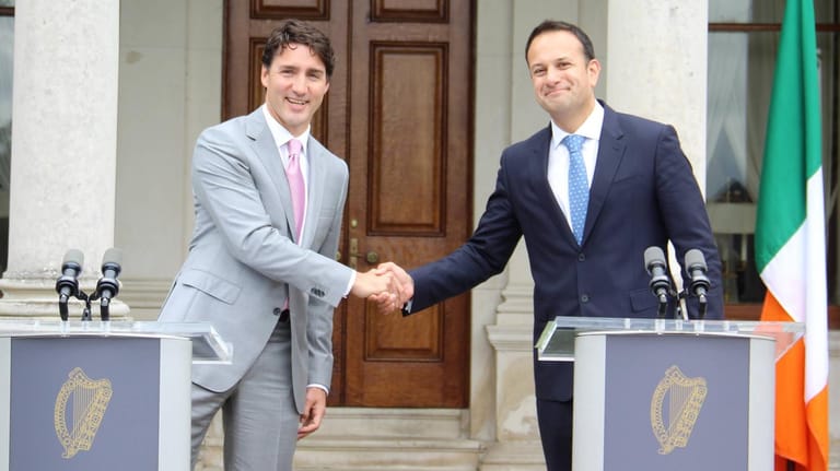 Der irische Premier Leo Varadkar (rechts im Bild) empfängt im Juli 2017 den kanadischen Amtskollegen Justin Trudeau, der es nicht in die t-online Top 10 Liste geschafft hat, in Dublin.