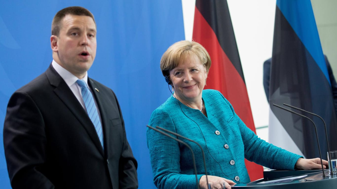 Estlands junger Ministerpräsident Jüri Ratas scheint Bundeskanzlerin Angela Merkel im Berliner Bundeskanzleramt mächtig zu beeindrucken.