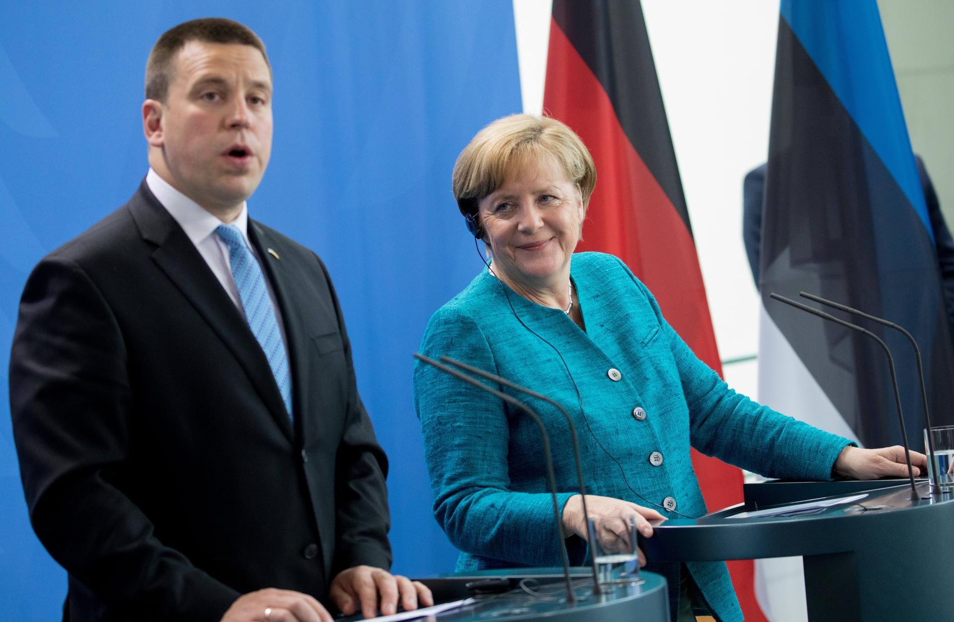 Estlands junger Ministerpräsident Jüri Ratas scheint Bundeskanzlerin Angela Merkel im Berliner Bundeskanzleramt mächtig zu beeindrucken. Estlands junger Ministerpräsident Jüri Ratas scheint Bundeskanzlerin Angela Merkel im Berliner Bundeskanzleramt mächtig zu beeindrucken.