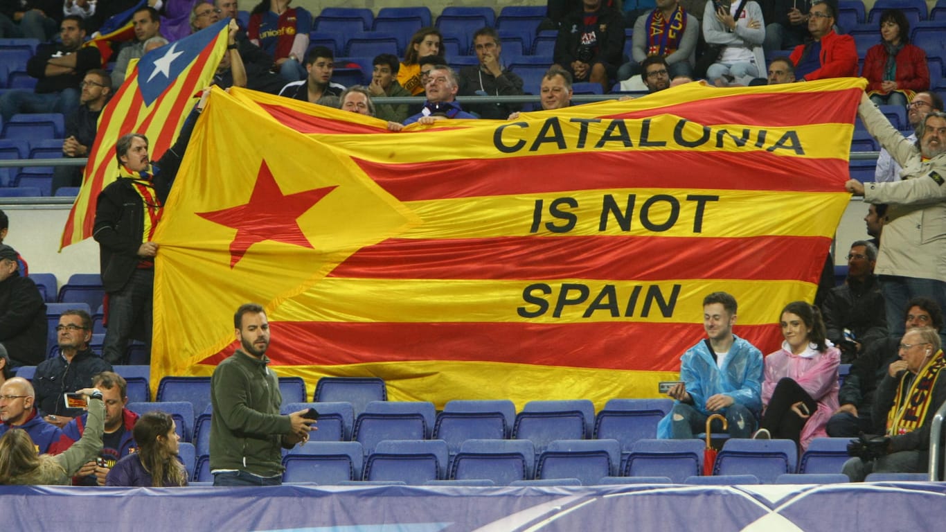 Fans des FC Barcelona halten eine Fahne mit der Aufschrift «Katalonien ist nicht Spanien».