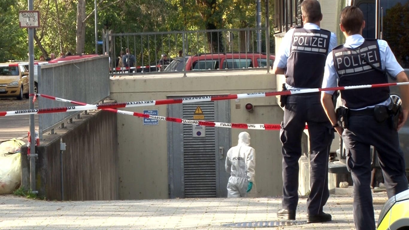 Polizisten sichern Spuren in und vor der Tiefgarage in Eislingen (Baden-Württemberg) in der die drei Leichen in einem Auto gefunden wurden.