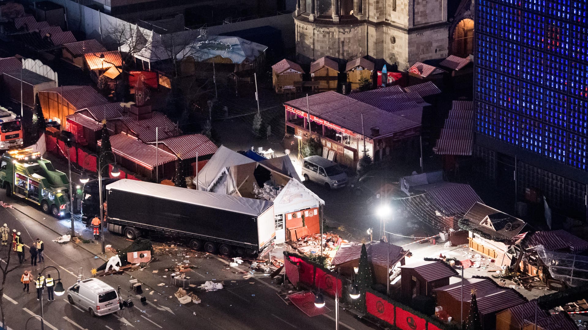 Eine Schneise der Verwüstung ist auf dem Weihnachtsmarkt am Breitscheidplatz in Berlin zu sehen, nachdem der Attentäter Anis Amri mit einem Lastwagen über den Platz gerast war.