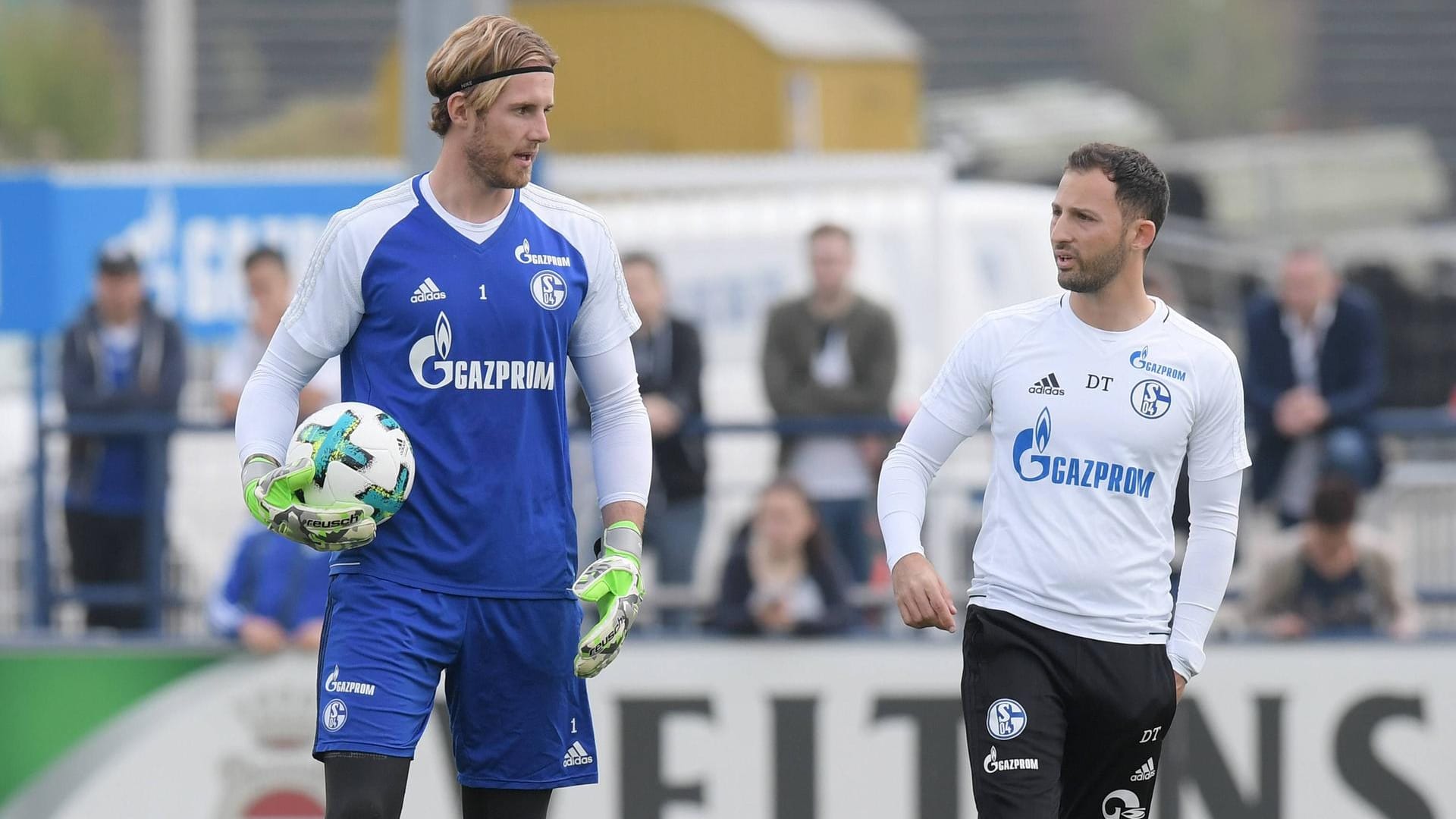 Ralf Fährmann (l.) spricht von Domenico Tedesco in den höchsten Tönen. Ralf Fährmann (l.) spricht von Domenico Tedesco in den höchsten Tönen.